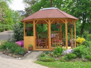 Offener Holz-Pavillon bei Aigner-Gartenkult